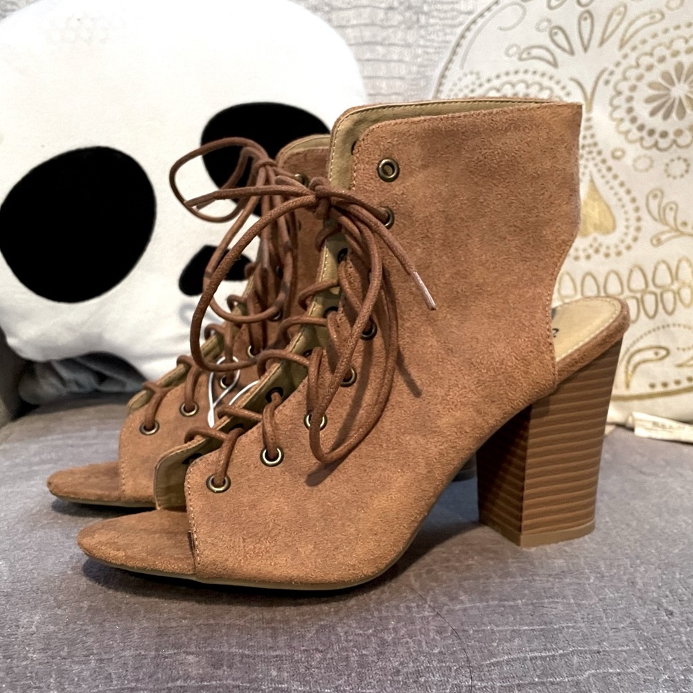 >>BRAND NEW!!<< Womens Ankle Boots/Tan/Size: 8